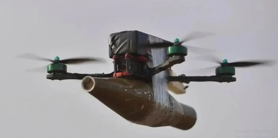 UAV tự sát 4 trục Eagle-10, được trang bị đạn xuyên giáp RPG-7 làm vũ khí tấn công, đã bắn trúng lớp giáp yếu nhất của xe tăng M1A1 của Ukraine. Luồng xuyên phản lực của đầu đạn PRG-7 chỉ bằng ngón tay, nhưng có thể dễ dàng xuyên thủng lớp giáp xe tăng chiến đấu chủ lực.