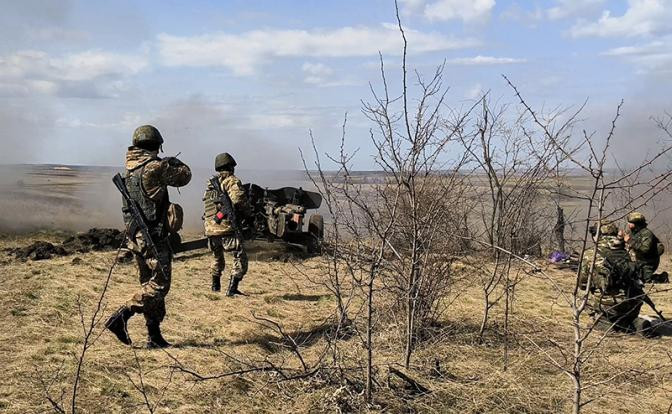 Sau khi mất quyền kiểm soát khu rừng rụng lá và khu dân cư gần khu vực kênh đào, lực lượng phòng thủ Ukraine ngay lập tức rút lui về các ngọn đồi ở phía bắc khu vực kênh đào; cố gắng tận dụng lợi thế về mặt địa lý và tiến hành các cuộc tấn công hỏa lực vào quân Nga từ vị trí trên cao.