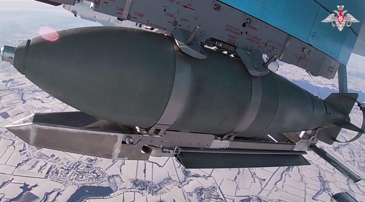 Mặc dù Mỹ đã đưa vào sử dụng các loại bom dẫn đường cải tiến từ bom thường (bon JDAM) từ 20 năm trước, nhưng Nga mãi vào tháng 3/2003 mới thử nghiệm mẫu bom lượn có điều khiển, sử dụng mô-đun UMPK. Tuy chậm, nhưng là yếu tố “giúp hồi sinh” lực lượng không quân chiến thuật của Nga.