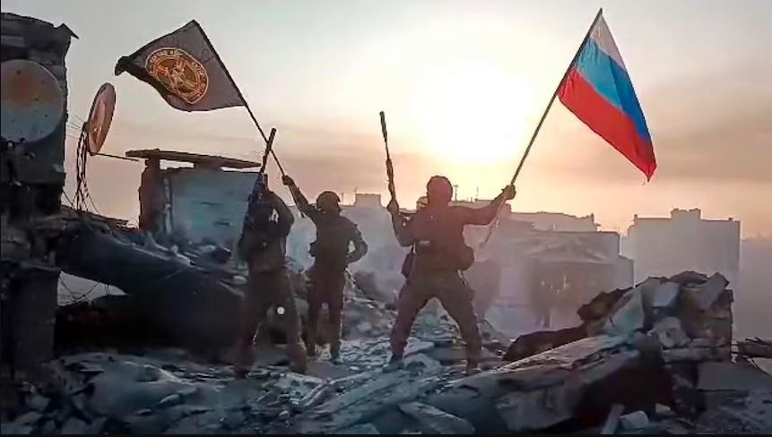 Tờ Reporter của Nga cho biết, mặc dù các cố vấn NATO cảnh báo Ukraine không nên cố gắng tấn công Bakhmut, mà tập trung lực lượng tạo đột phá trên hướng Zaporozhye. Nói cách khác, NATO không kỳ vọng quân đội Ukraine sẽ giành lại quyền kiểm soát ở Bakhmut, một thành phố chỉ mang tính biểu tượng.