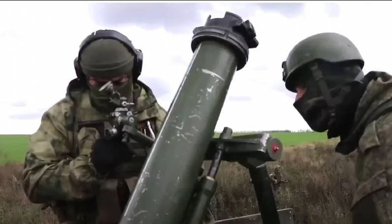 Sau khi tràn ngập thành phố Bakhmut vào tháng 5, quân đội Nga bắt đầu chuyển sang thế trận phòng thủ vững chắc, tập trung ở phòng tuyến Bakhmut-Soledar. Quân Ukraine đã tấn công nhiều lần và nhận thấy tuyến phòng ngự của quân Nga rất vững chắc.