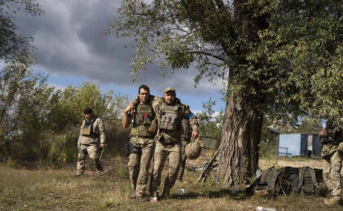 Với tình hình hiện tại, không còn bất kỳ cuộc thảo luận nào về việc sử dụng lữ đoàn này trong một cuộc phản công “giả định” của Quân đội Ukraine trong tương lai. Câu hỏi thực tế hiện nay là, nếu phản công, thì Tướng Syrsky lấy quân ở đâu, vũ khí ở đâu, khi tất cả các đơn vị trù bị đều bị vét sạch ra các chiến trường?