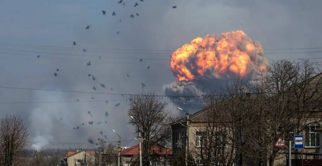 Còn theo truyền thông Anh, quân đội Nga cũng đã sử dụng tên lửa để bắn phá các nhà máy điện ở Sumy, Poltava, Kremenchug, Odessa và Kharkiv. Có một đoạn video cho thấy, một đám cháy lớn tại nhà máy nhiệt điện thứ năm ở Kharkov và toàn bộ khu vực miền đông Ukraine mất điện. 