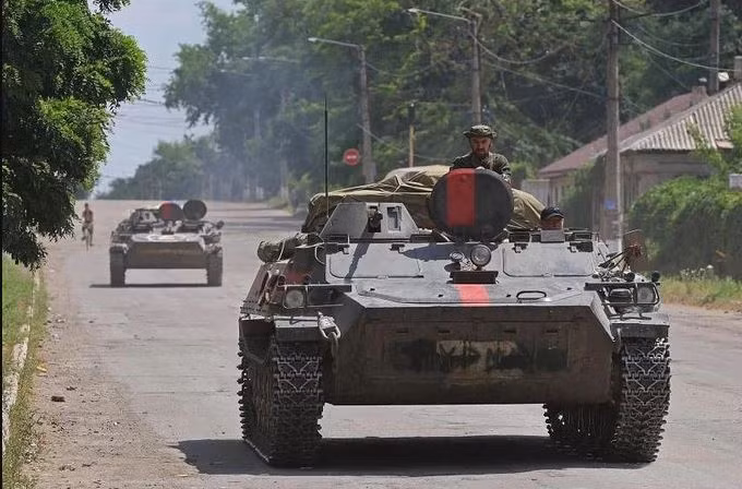 Về vấn đề này, tờ Politico cho rằng, không khó để quân đội Nga phòng thủ các khu vực trên, nhưng quân Nga đã cố tình “rút nhanh” lực lượng, từ đó đánh lạc hướng và dường như muốn nhử chủ lực của Ukraine tiến sâu hơn. 