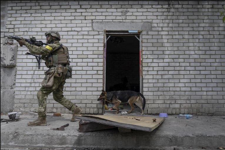 Theo Bộ Quốc phòng Nga, trong những ngày qua, quân đội Nga đã loại khỏi vòng chiến đấu hơn 2.000 quân Ukraine và lính đánh thuê nước ngoài, đồng thời phá hủy hơn 100 xe tăng, xe bọc thép và pháo binh. 