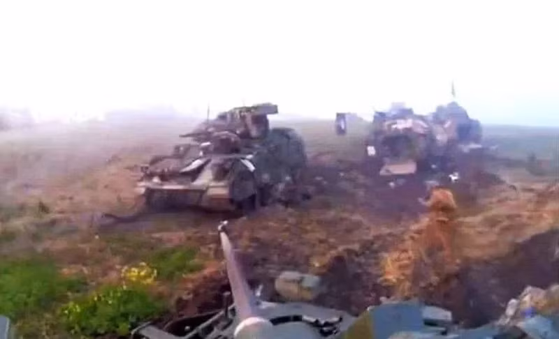 Kết quả là tổn thất của Quân đội Ukraine trong ngày 19/11 tại Kursk lên tới 320 quân nhân, hai xe tăng, trong đó có một chiếc Leopard 2. Ngoài ra, Cụm quân phía Bắc đã tiêu diệt một xe chiến đấu bộ binh Bradley; mặc dù được quảng cáo là loại xe tăng hạng nhẹ không thể phá hủy, nhưng lại là phương tiện bị phá hủy hàng loạt nhất ở chiến trường Nga-Ukraine. (Nguồn ảnh: Topwar, Rvvoenkory, Liveuamap, Ukrinform).