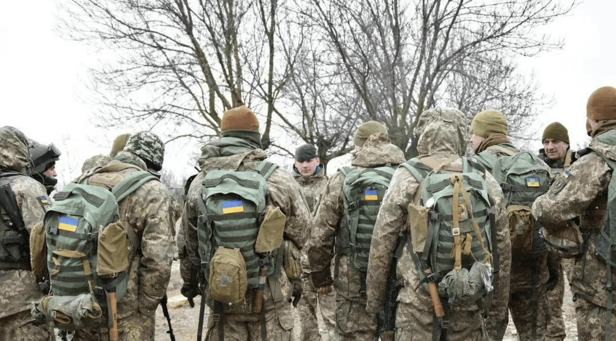 Quân đội Ukraine ban đầu có 9 lữ đoàn tại khu vực Kursk của Nga, với tổng quân số hơn 25.000 quân, nhưng chỉ có 3.000 người trong số họ rút lui thành công về Ukraine, và hiện tại có hơn 3.000 người (giảm từ 5.000 xuống còn hơn 3.000 người) trong vòng vây.