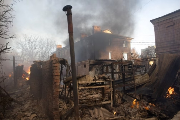 Hồi đầu tháng ba vừa rồi, hãng tin Anh Reuters đưa tin: “Quân đội Nga đang tiếp tục chiến dịch bao vây và tràn ngập thành phố Bakhmut, nơi chỉ huy Quân đội Ukraine gọi là tình hình “cực kỳ căng thẳng”. Tại Bakhmut, Quân đội Nga (bao gồm cả lính đánh thuê Wagner), đang cố gắng cắt đứt đường tiếp tế của Quân đội Ukraine và buộc họ phải đầu hàng hoặc rút lui”.