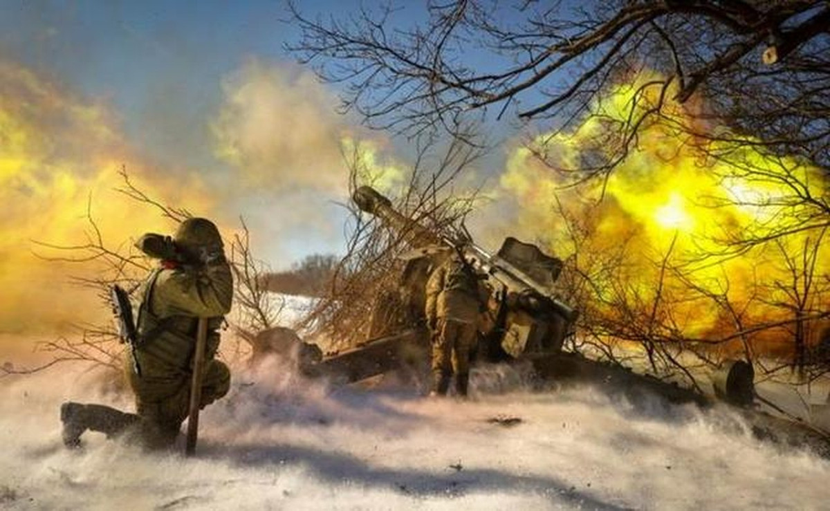 Tuy nhiên bộ chỉ huy Ukraine, theo ý chí chính trị của Kiev, không ra lệnh rút các lực lượng còn lại ở Bakhmut; mà họ đang cố gắng thiết lập việc vận chuyển dự trữ và vật tư bằng cách mở những con đường xuyên qua những cánh đồng đóng băng. Tuy nhiên, những khu vực này nhanh chóng bị trinh sát của quân Nga phát hiện và rơi vào tầm ngắm của pháo binh.