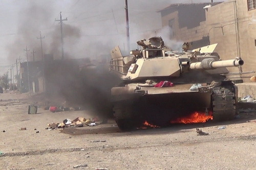 Nhận xét về phiên bản xe tăng Abrams viện trợ cho Ukraine, Đại tá Yuri Chmutin, Chủ tịch Hiệp hội “Các sĩ quan Nga” đánh giá, Kiev sẽ được cung cấp phiên bản hạ cấp của xe tăng M1 Abrams không có lớp giáp làm từ hợp kim uranium nghèo và hệ thống thông tin liên lạc hiện đại. Phía Mỹ lo ngại những công nghệ trên có thể lọt vào tay quân đội Nga trên chiến trường.