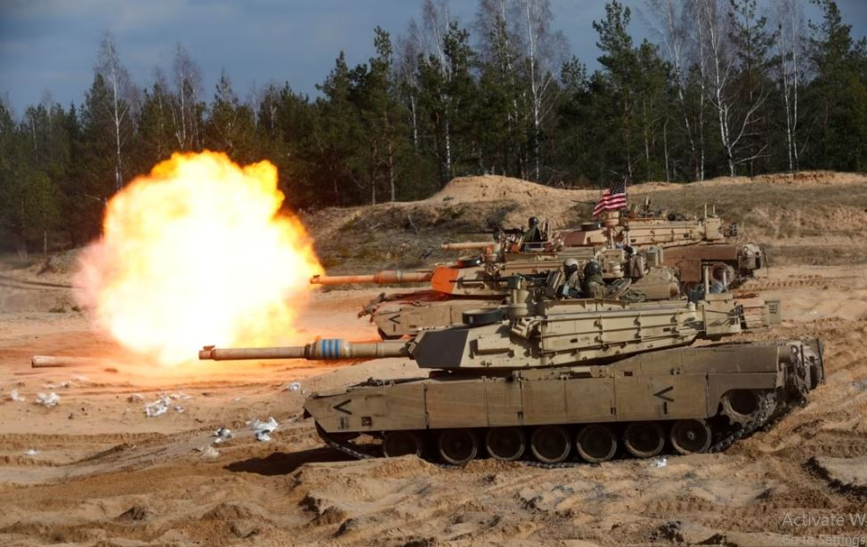 Với tư duy này, xe tăng M1 Abrams sẽ rất mạnh khi tác chiến trong đội hình binh chủng hợp thành với việc phân chiến tuyến rõ ràng. Phần trước được gia cố chắc chắn giúp xe sống sót tốt trước nhiều loại hỏa lực chống tăng bắn thẳng của đối phương.