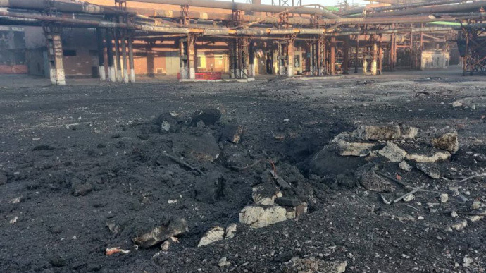 Ngoài ra, bên dưới các tòa nhà này, còn có một mạng lưới đường hầm và hầm tránh bom rộng lớn, ở đó có vũ khí, lương thực, nước uống dự trữ. Quân đội Ukraine sử dụng những đường hầm này để di chuyển bí mật; nếu quân Nga tấn công, họ sẽ bố trí bẫy và tổ chức phục kích.