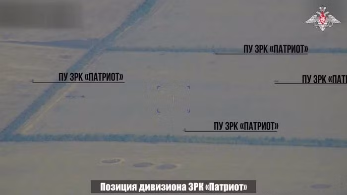 Qua video mà Bộ Quốc phòng Nga công bố có thể thấy, vị trí trận địa phòng không nằm ở khu vực trống trải và bố trí 4 bệ phóng tên lửa đánh chặn, 1 radar điều khiển hỏa lực AN/MPQ-65, 1 trạm điều khiển chiến đấu AN/MSQ-104, đài điều khiển và 1 trạm phát điện di động EPP.