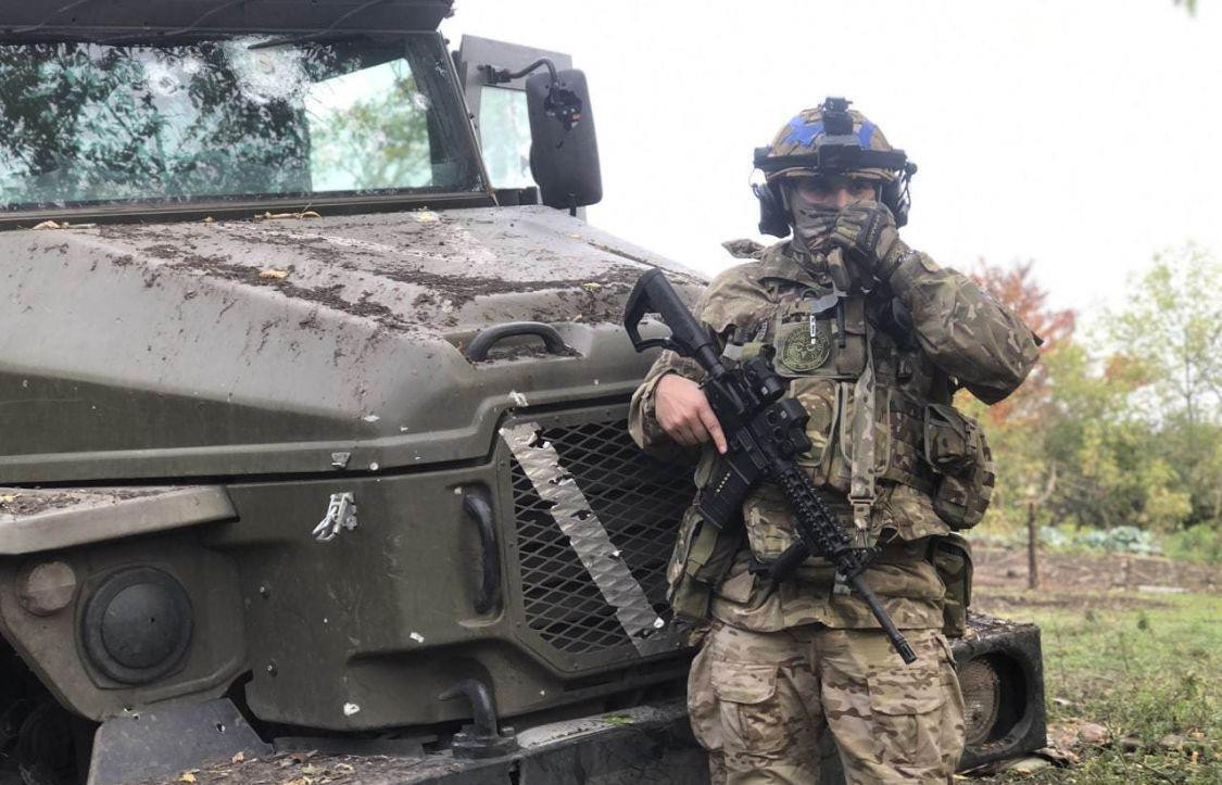 Quân đội Ukraine được tăng cường tham gia cuộc phản công tái chiếm Kherson bao gồm Lữ đoàn Phòng vệ Nội địa 129 từ quê hương của Tổng thống Zelensky, Lữ đoàn Không quân 46 và Lữ đoàn BBCG độc lập 57 cùng nhiều đơn vị khác từ trước. Kherson được xác định là hướng phản công chủ yếu của Quân đội Ukraine, trong chiến dịch mùa thu này. 