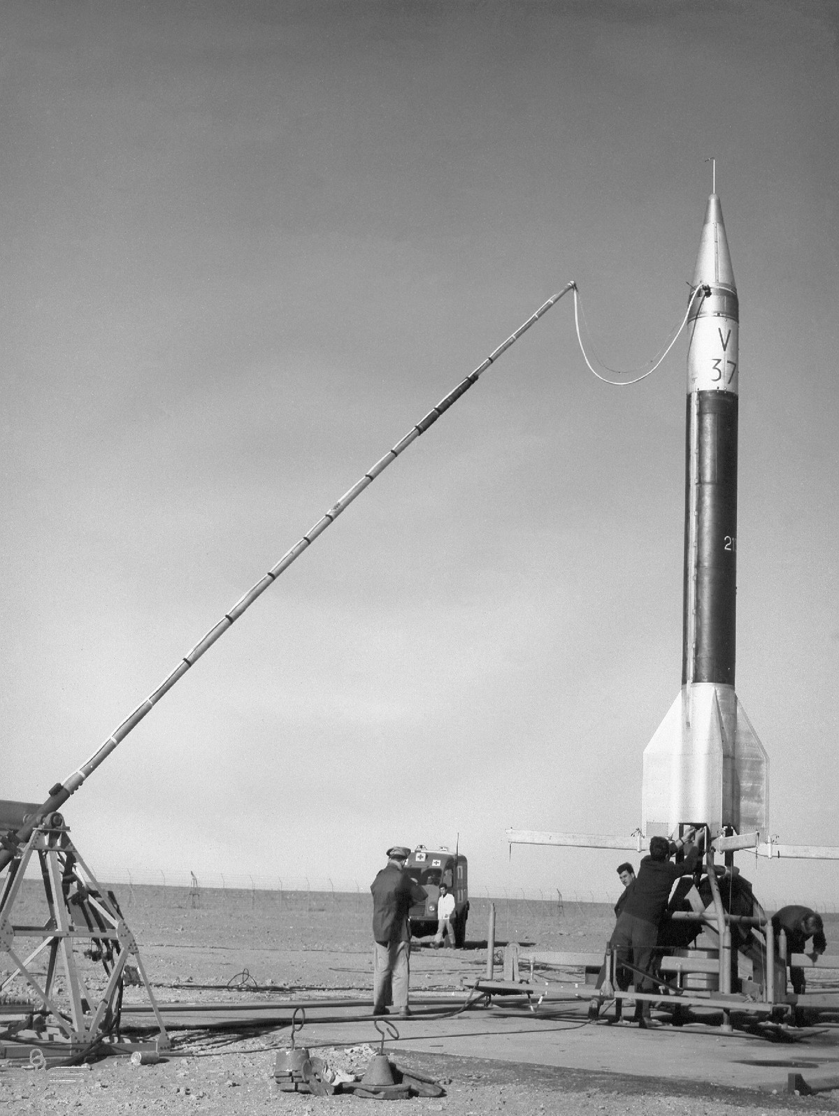 Các thiết bị theo dõi của hệ thống phòng thủ tên lửa hướng thẳng về phía chúng, để xác định xem các vụ nổ hạt nhân có ảnh hưởng đến độ chính xác của việc phát hiện một tên lửa đang bay hay không.