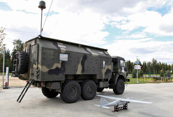 Tên chính thức của tác chiến điện tử RB-341V Leer-3 là “Bộ triệt tiêu thiết bị đầu cuối thông tin di động theo tiêu chuẩn GSM”. Nói cách khác, tổ hợp này được thiết kế để triệt tiêu liên lạc điện thoại di động, được lắp đặt trên hai UAV Orlan-10 (thiết bị tiêu chuẩn). 