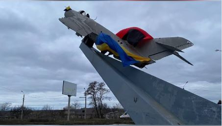 Vào ngày 10/3, tượng đài máy bay tiêm kích MiG-17 ở phía nam Bakhmut đã bị phá hủy do trúng đạn pháo hạng nặng. Đánh giá theo hướng của đống đổ nát, cho thấy tượng đài bị trúng đạn từ phía đông và sự tàn phá cho thấy, tượng đài chiếc máy bay MiG-17 không còn có thể phục hồi.