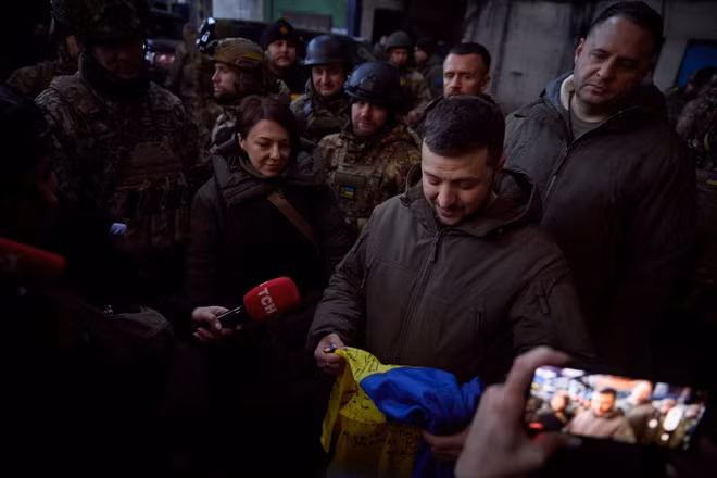 Chính tại nhà máy gia công kim loạt màu Bakhmut này, cách đây vài tháng, Tổng thống Ukraine Zelensky trong chuyến thăm bí mật đến Bakhmut đã đến động viên binh lính Ukraine tại đây. Như vậy có thể khẳng định, lực lượng lính đánh thuê Nga đã đạt được thành công quan trọng. 