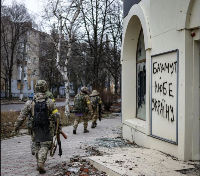 Hiện Quân đội Ukraine vẫn kiểm soát toàn bộ phần phía tây của thành phố, các trận địa pháo binh và xe tăng của họ được bố trí cách tiền duyên phòng ngự từ 4 đến 5 km về phía tây của thành phố. Với tình hình hiện tại, các chuyên gia cho rằng, lính đánh thuê Wagner sẽ tràn ngập Bakhmut vào cuối tháng này. 