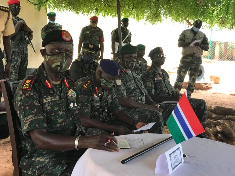 Năm 2002, Gambia đe dọa: “Nếu nước Mỹ không bãi bỏ lệnh trừng phạt, Gambia sẽ đem quân viễn chinh san bằng Bắc Mỹ đại lục”. Nước Mỹ sau đó đã giảm bớt quan hệ ngoại giao với Gambia.