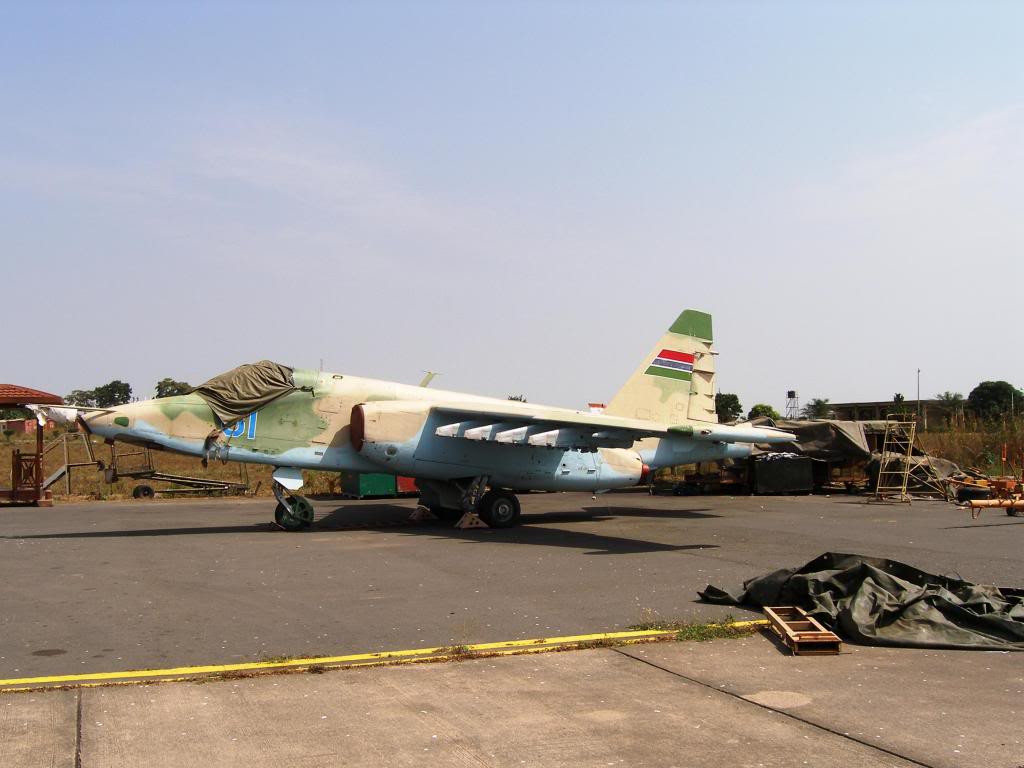 Ngoài ra, Chính phủ Gambia cũng đã cân nhắc việc thành lập Lực lượng Không quân vào năm 2002 và cử các phi công đến Ukraine đào tạo. Quốc gia này đã mua chiếc máy bay đầu tiên của mình, một chiếc Sukhoi Su-25, từ Georgia vào năm 2003. Tuy nhiên, việc thành lập Không quân đã bị bỏ vẳng từ đó.