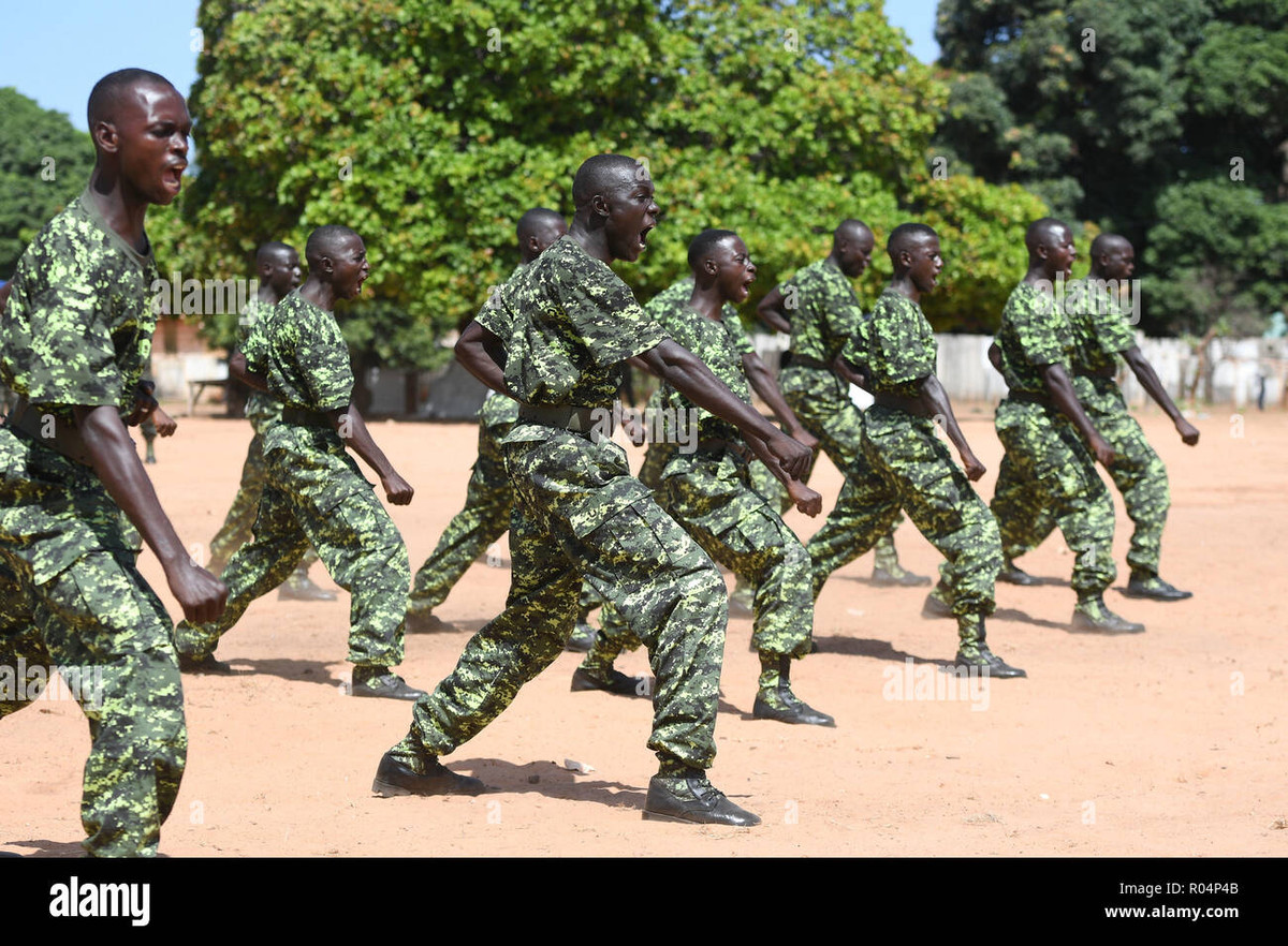 Quân chính phủ Gambia còn đánh cả nhân viên của lãnh sự quán Mỹ, cướp tòa lãnh sự quán Mỹ. Nhưng không hiểu sao, nước Mỹ lại nhẫn nhịn, chỉ đưa ra trừng phạt với Gambia, đồng thời đóng cửa lãnh sự quán.