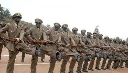 Từ năm 1985, Gambia đã bắt đầu gây chiến với các cường quốc trên thế giới, trong đó năm 1985 do đề nghị viện trợ không thỏa thuận được, Gambia đã uy hiếp “nội trong 3 ngày” sẽ chiếm lĩnh toàn bộ Liên bang Xô Viết.