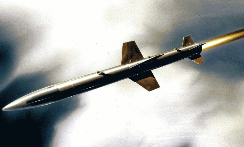 J-11B cũng được suy đoán là có thể sử dụng loại tên lửa PL-XX có tầm bắn xa hơn và lớn hơn nhiều. Một số chuyên gia cho rằng PL-XX có tầm bắn hơn 500km, xa nhất thế giới, chuyên dùng để vô hiệu hóa các máy bay hỗ trợ như máy bay tiếp dầu, máy bay cảnh báo sớm.