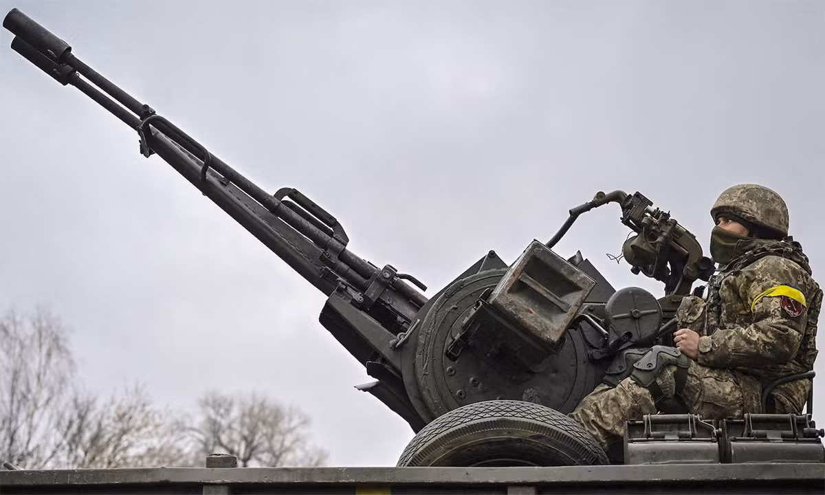 Hiện các đơn vị phòng không cơ động của Lực lượng Vũ trang Ukraine thường sử dụng đạn vạch đường trong việc bắn hạ loại UAV Geran-2. Loại đạn này có đặc điểm là để lại dấu vết rõ rệt trên bầu trời, nhằm đánh dấu đường đạn; ngoài ra phòng không Iskander sử dụng đèn pha công suất lớn, nhằm phát hiện UAV bay trên bầu trời đêm. 