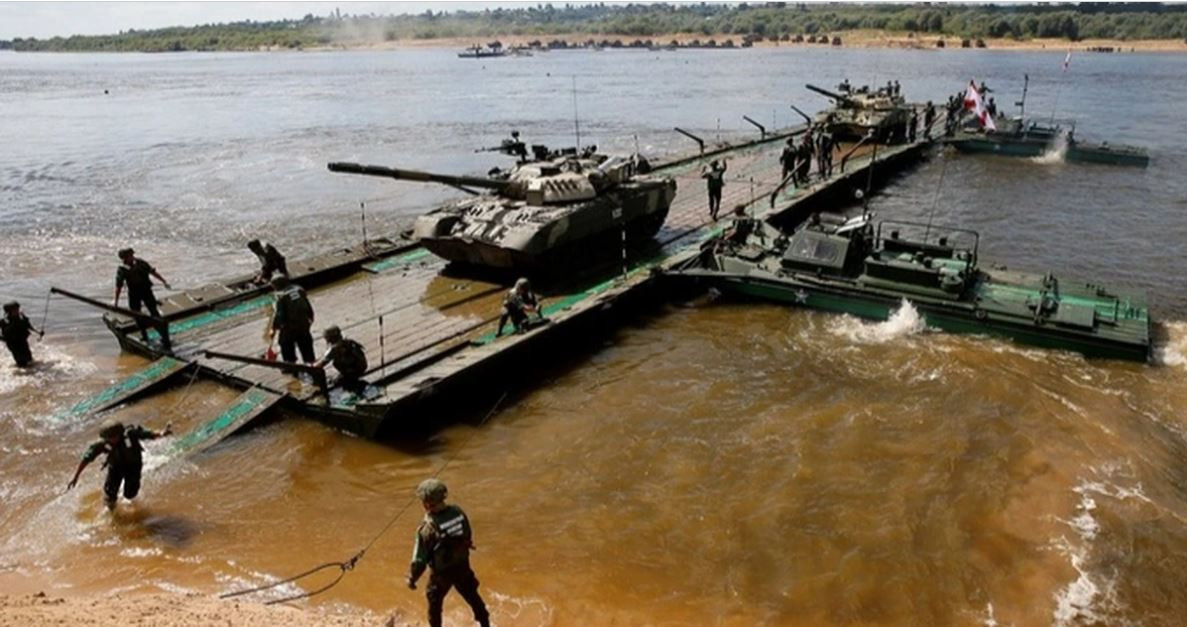 Ngược lại, cứ hai đến ba ngày, tên lửa HIMARS của Ukraine lại tấn công các cầu trọng yếu trong khu vực do quân đội Nga kiểm soát, dẫn đến việc quân đội Nga chỉ còn dựa vào cầu phao hoặc phà để đảm bảo vận chuyển hậu cần.