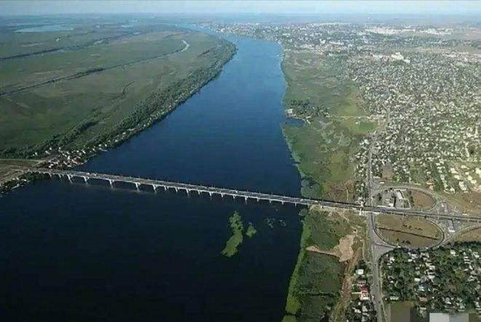 Phương án tiếp theo là sử dụng đặc nhiệm, thâm nhập cài đặt bom mìn để phá hỏng hoàn toàn. Tuy nhiên với các vị trí chiến lược của những cây cầu này, việc phá hỏng hoàn toàn - đồng nghĩa với việc hậu quả sẽ kéo dài tới tương lai, và khó có thể đoán trước được rằng, trong tương lai liệu Nga có cần tới những cây cầu này hay không.