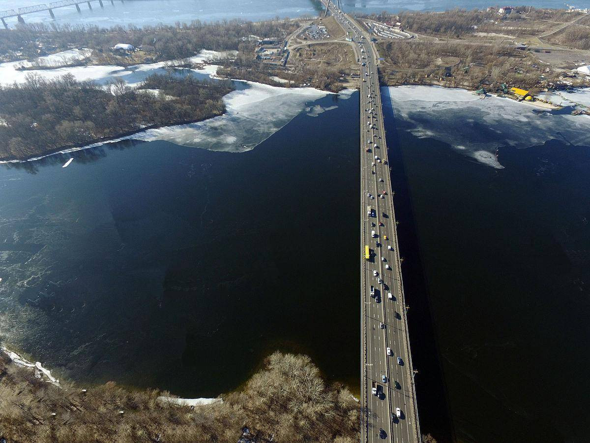 Cầu là một công trình kiến trúc rất phức tạp; trên thực tế, tên lửa có thể gây sát thương rất tốt khi phá hủy các mục tiêu sinh lực hoặc với nhà cửa kết cấu giản đơn. Nhưng khó có thể phá hủy trụ cầu kiên cố.