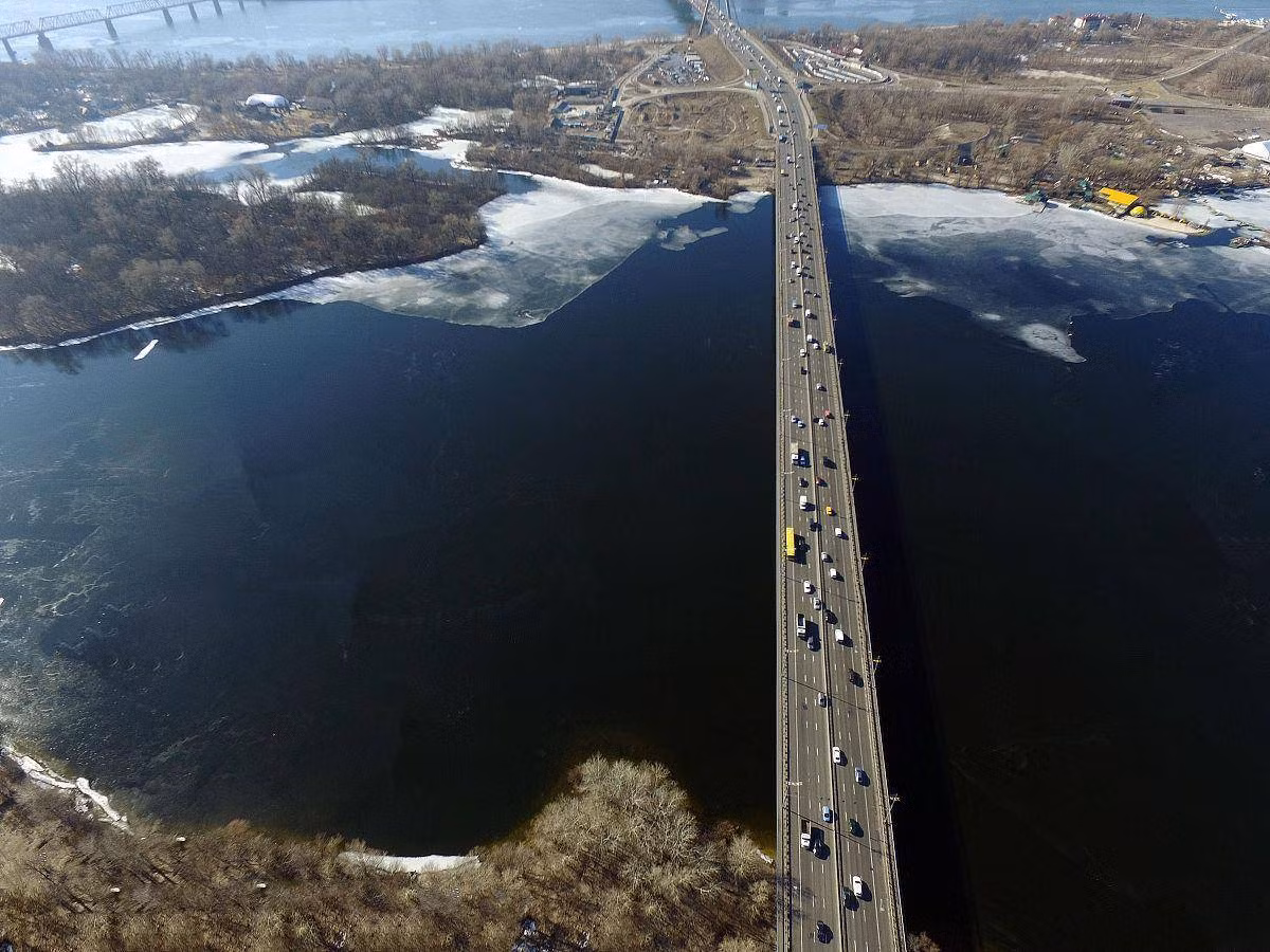 Cầu là một công trình kiến trúc rất phức tạp; trên thực tế, tên lửa có thể gây sát thương rất tốt khi phá hủy các mục tiêu sinh lực hoặc với nhà cửa kết cấu giản đơn. Nhưng khó có thể phá hủy trụ cầu kiên cố.