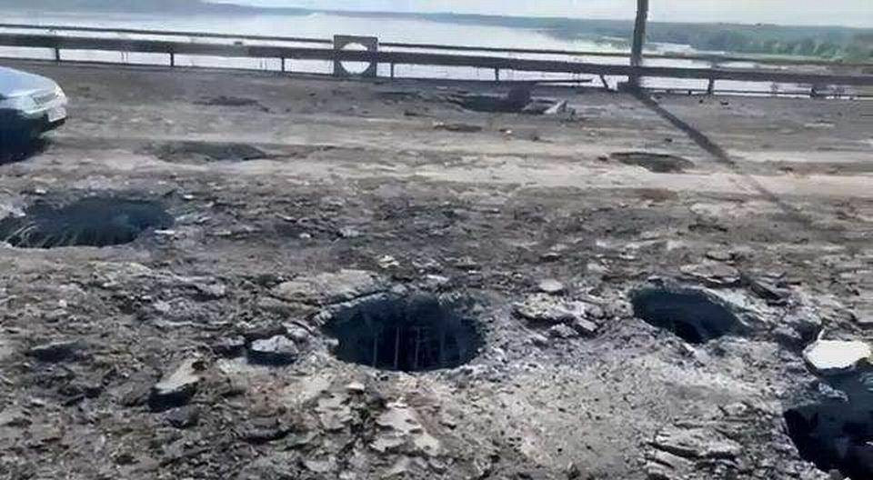 Các hình ảnh cho thấy, quân đội Ukraine đã tấn công cây cầu Antonov ở Kherson rất nhiều lần và cây cầu vẫn đứng vững. Tên lửa HIMARS đã bắn trúng chính xác, làm thủng 8 lỗ hổng lớn nhưng không làm cây cầu bị ảnh hưởng lớn. Vì vậy, những tên lửa tiên tiến của phương Tây tỏ ra không mấy hiệu quả trong việc phá vỡ cơ sở hạ tầng.