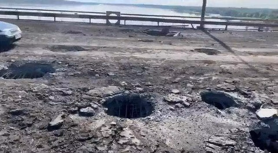 Các hình ảnh cho thấy, quân đội Ukraine đã tấn công cây cầu Antonov ở Kherson rất nhiều lần và cây cầu vẫn đứng vững. Tên lửa HIMARS đã bắn trúng chính xác, làm thủng 8 lỗ hổng lớn nhưng không làm cây cầu bị ảnh hưởng lớn. Vì vậy, những tên lửa tiên tiến của phương Tây tỏ ra không mấy hiệu quả trong việc phá vỡ cơ sở hạ tầng.