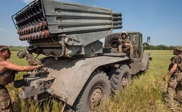 Còn theo nguồn tin từ báo chí nước ngoài, "các trận đánh then chốt ở khu vực Kherson, chủ yếu do 5 lữ đoàn tinh nhuệ của quân đội Ukraine tham chiến. 5 lữ đoàn này gồm những binh sĩ có kinh nghiệm và kỹ năng chiến đấu nhất, nhưng họ hiện đang kiệt sức và thương vong quá nhiều".