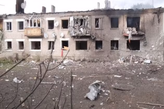 Với rất nhiều binh sĩ Ukraine tập trung ở Kharkov lần này, có thể Quân đội Nga sẽ sử dụng nhiều máy bay ném bom hơn. Đến lúc đó, tất cả bom nhiệt áp và bom chùm của Nga sẽ là vũ khí sát thương khủng khiếp với Quân đội Ukraine. Đối với Quân đội Ukraine, họ đã mất đi ưu thế trên không và khả năng phòng không; vậy họ còn có thể dùng gì để chống lại quân Nga? (Nguồn ảnh: Avia.pro, CNN, Ukrinform).