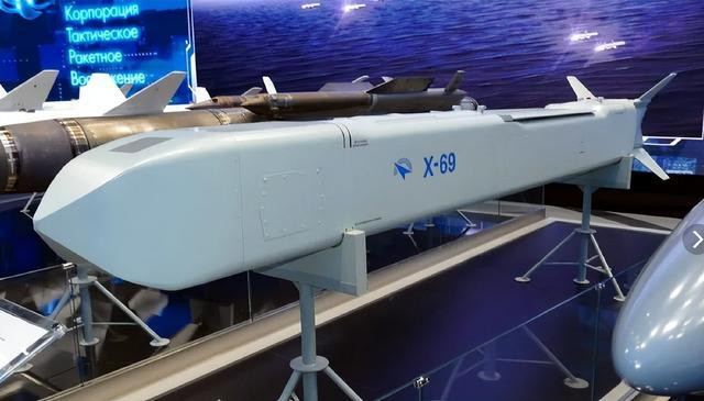 Tờ "Defense Express" cho biết, Quân đội Nga đã sử dụng tên lửa hành trình tàng hình Kh-69 mới nhất để tấn công Nhà máy Nhiệt điện Tripilia. Tên lửa này tuy có tầm bắn chỉ 400 km, nhưng có thể bay ở độ cao cực thấp 20 mét, thấp hơn cả tên lửa Kh-101; thậm chí còn khó đối phó hơn cả tên lửa đạn đạo.