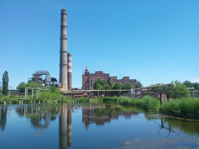 Ngoài ra, Nhà máy nhiệt điện CHPP ở thành phố Sumy cũng bị tấn công; hãng tin Ukrinform của Ukraine cho biết, Nhà máy nhiệt điện Sumy bị tấn công bằng bom lượn có điều khiển FAB-250 từ máy bay chiến đấu Su-34 của Nga.