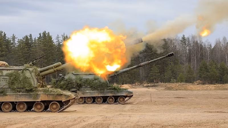 Lực lượng chủ lực của Ukraine đảm nhiệm phòng ngự trên hướng tây thành phố đã chặn đánh quyết liệt, nhằm ngăn chặn lính đánh thuê Wagner đột phá vào trận địa phòng ngự. Quân đánh thuê Wagner đã gọi pháo binh ở phía đông thành phố để chi viện và san bằng tất cả các tòa nhà trong tầm nhìn.