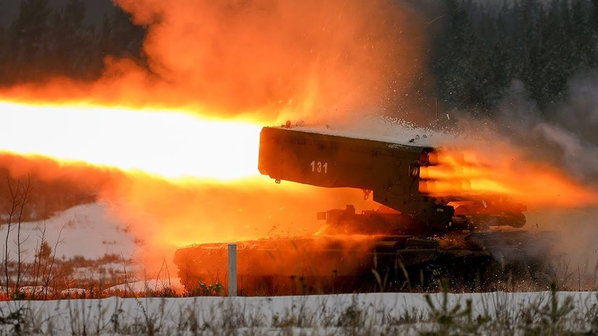 Hiện lực lượng còn lại của quân đội Ukraine đang bị bao vây trong một không gian nhỏ ở Bakhmut ở phía tây thành phố. Nếu quân Wagner muốn đánh chiếm hoàn toàn thành phố, thì họ phải lựa chọn giữa việc sử dụng hỏa lực mạnh và chiến thuật hợp lý để tấn công; trong đó pháo nhiệt áp là vũ khí được ưu tiên, để làm giảm thương vong của lính đánh thuê.