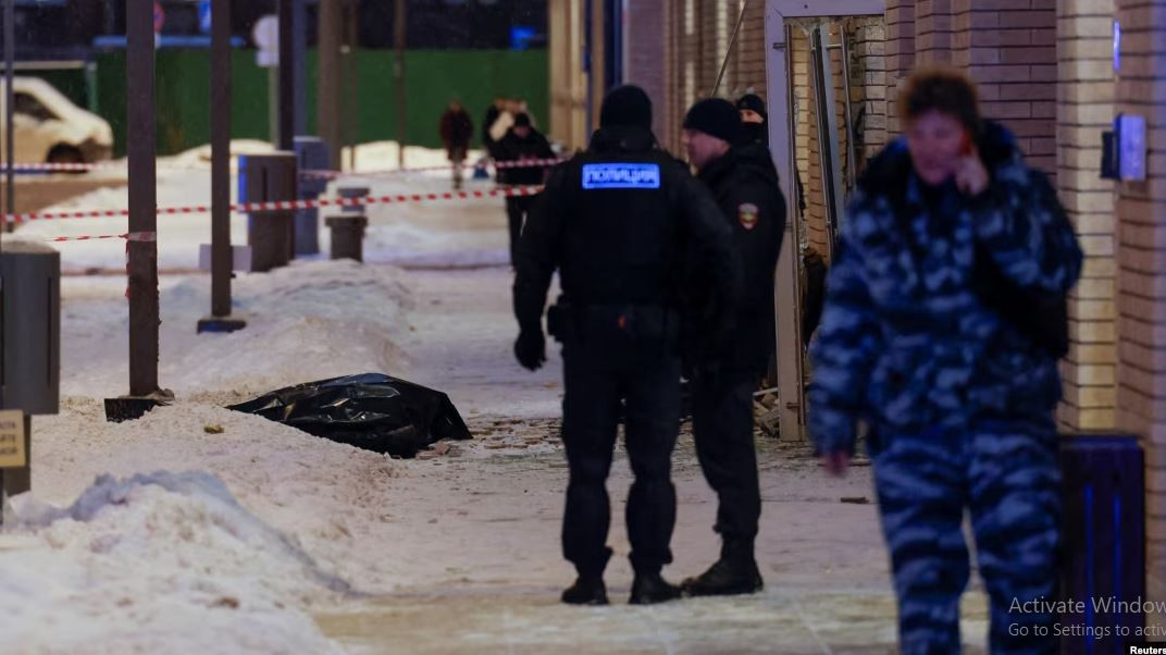 Theo thông tin sơ bộ, rất có thể, một người giao hàng được thuê từ xa đã lái một chiếc xe máy điện, trong đó có cài IED dưới cửa ra vào của ngôi nhà, nơi Tư lệnh Binh chủng Hóa học của Quân đội Nga sinh sống.