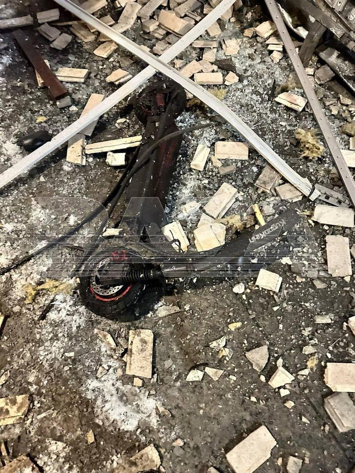 Sau khi một chiếc xe đỗ gần hiện trường vụ án mạng được lực lượng an ninh Nga kiểm tra bằng robot xử lý bom, hai gói hàng được tìm thấy trong cốp xe, một trong số đó chứa máy quay video, được bọn khủng bố sử dụng để kích nổ bom điều khiển từ xa (IED).