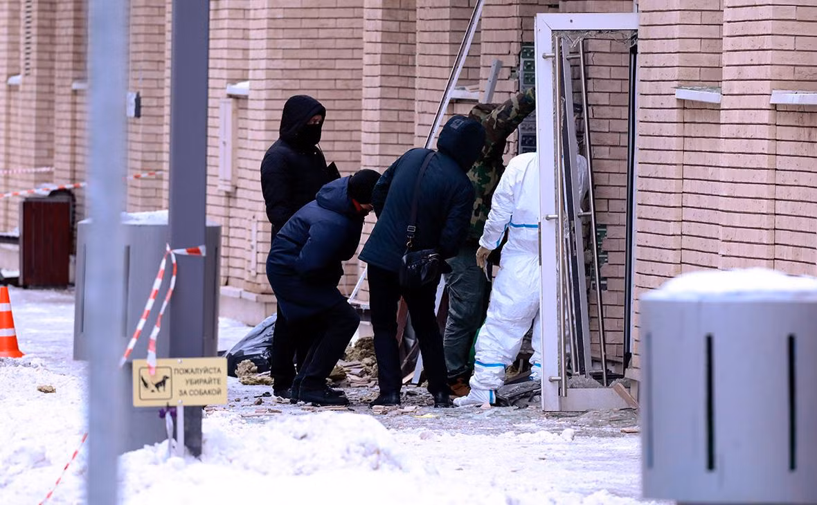 Đối diện lối vào, một chiếc ô tô có gắn camera đã đậu trước, qua đó bọn khủng bố nhận được thông tin trực tiếp về sự di chuyển của Kirillov. Sau khi bọn khủng bố biết Trung tướng Kirillov và trợ lý của ông đã rời khỏi lối vào, thiết bị nổ đã được kích hoạt từ xa.