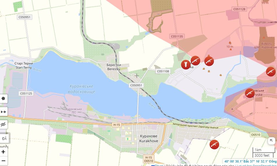 Quan sát bản đồ chiến sự của Liveuamap (bị cấm ở Nga) cho thấy, quân Nga gần như bao phủ hoàn toàn phía bờ bắc của hồ chứa Kurakhovsky; thiết lập vòng vây từ hướng này. Tuy nhiên, nhờ có hồ chứa Kurakhovsky, tạo thành một rào cản tự nhiên, bảo vệ phía bờ bắc của Kurakhove.