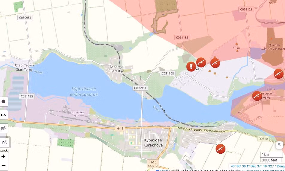 Quan sát bản đồ chiến sự của Liveuamap (bị cấm ở Nga) cho thấy, quân Nga gần như bao phủ hoàn toàn phía bờ bắc của hồ chứa Kurakhovsky; thiết lập vòng vây từ hướng này. Tuy nhiên, nhờ có hồ chứa Kurakhovsky, tạo thành một rào cản tự nhiên, bảo vệ phía bờ bắc của Kurakhove.