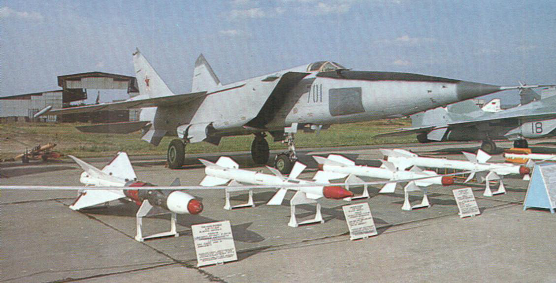 Khách quan đánh giá, MiG-25 thực sự là máy bay chiến đấu cực kỳ mạnh mẽ, ngay cả theo tiêu chuẩn ngày nay. Và những sai sót của nó có liên quan đến cả những điểm yếu của con người và thực tế đơn giản, MiG-25 là máy bay đi trước thời đại, nên những khiếm khuyết của nó chỉ có công nghệ hiện tại và tương lai mới giải quyết được. Nguồn ảnh: Aviation.