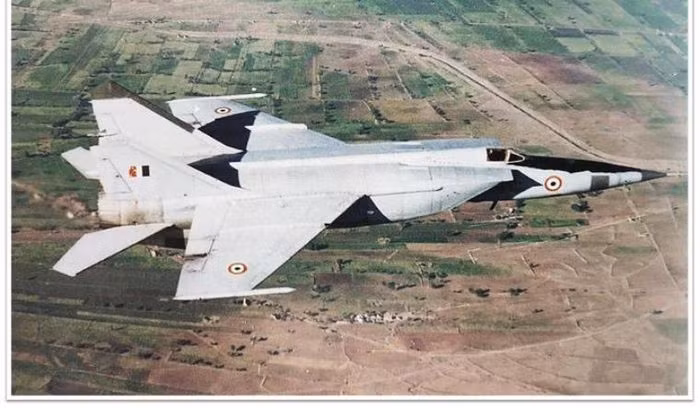 Tuy nhiên, kể từ giữa những năm 1990, những chiếc MiG-25 bắt đầu bị loại khỏi biên chế. Mặc dù Công ty Zaporizhzhya ARZ vẫn tiếp tục sửa chữa những chiếc máy này cho Ấn Độ và các nước Ả Rập; nhưng với việc dừng sản xuất loại máy bay này và chi phí hoạt động cao, MiG-25 đã hoàn thành nhiệm vụ lịch sử của nó.