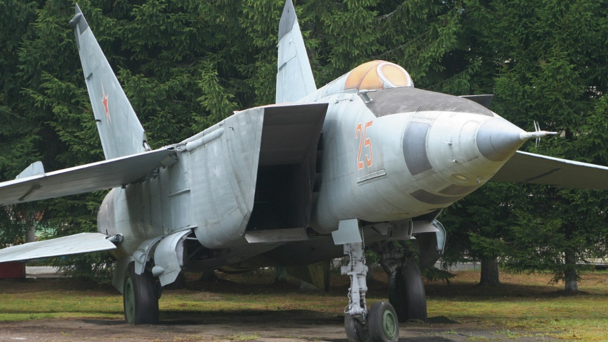 Máy bay MiG-25 thực sự khiến các nhà lý luận và học viên về quân sự khiếp sợ với những đặc điểm kỹ chiến thuật tuyệt vời của nó; nhưng với điều kiện anh phải thực sự làm chủ “con quái vật thép biết bay” này.