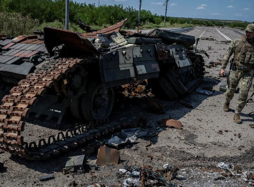 Các cố vấn NATO đòi hỏi quân đội Ukraine sử dụng chiến thuật phương Tây, nhưng họ không sớm hỗ trợ máy bay chiến đấu hiện đại cho Ukraine; chủng loại cũng như số lượng vũ khí hàng không mà phương Tây hỗ trợ thiếu nghiêm trọng. Mặc dù có sự hỗ trợ đáng kể cho pháo binh, nhưng số lượng vẫn chưa đủ. 